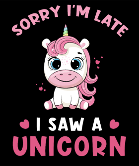 Craquez pour ce motif de licorne adorable et son message humoristique "Désolé(e) je suis en retard". Idéal pour ajouter une touche de fantai...